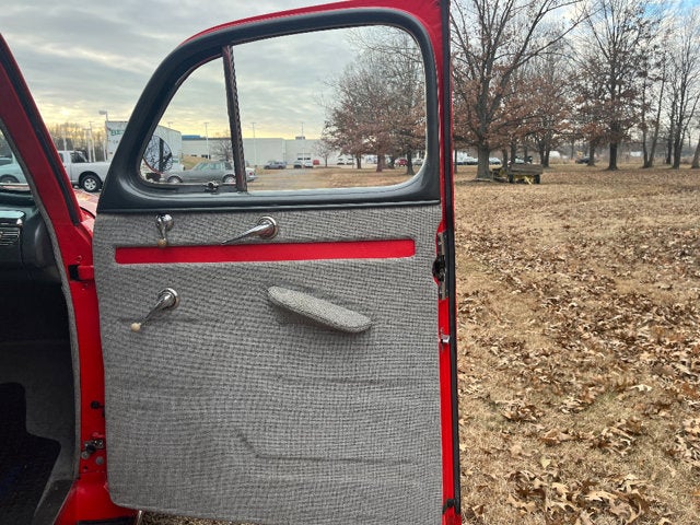 1946 Ford SEDAN 4 DOOR